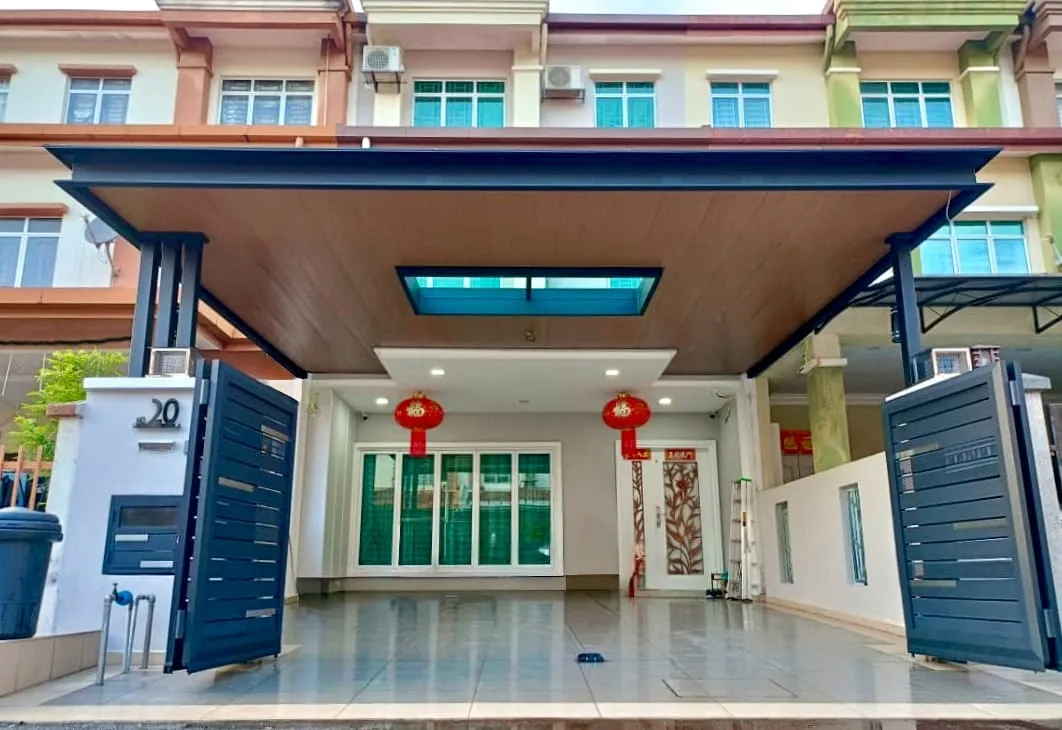 C-roof awning with aluminium ceiling over a terrace house driveway gate